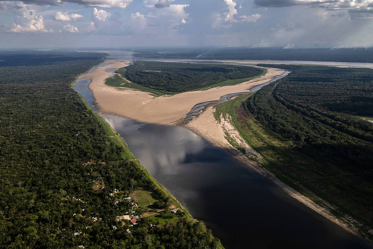 TOPSHOT-COLOMBIA-ENVIRONMENT-CLIMATE CHANGE-DROUGHT-AMAZON-RIVER