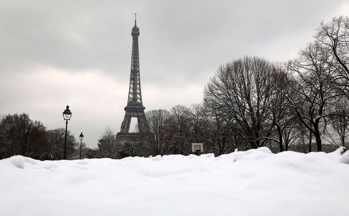 TOPSHOT-FRANCE-WEATHER-SNOW