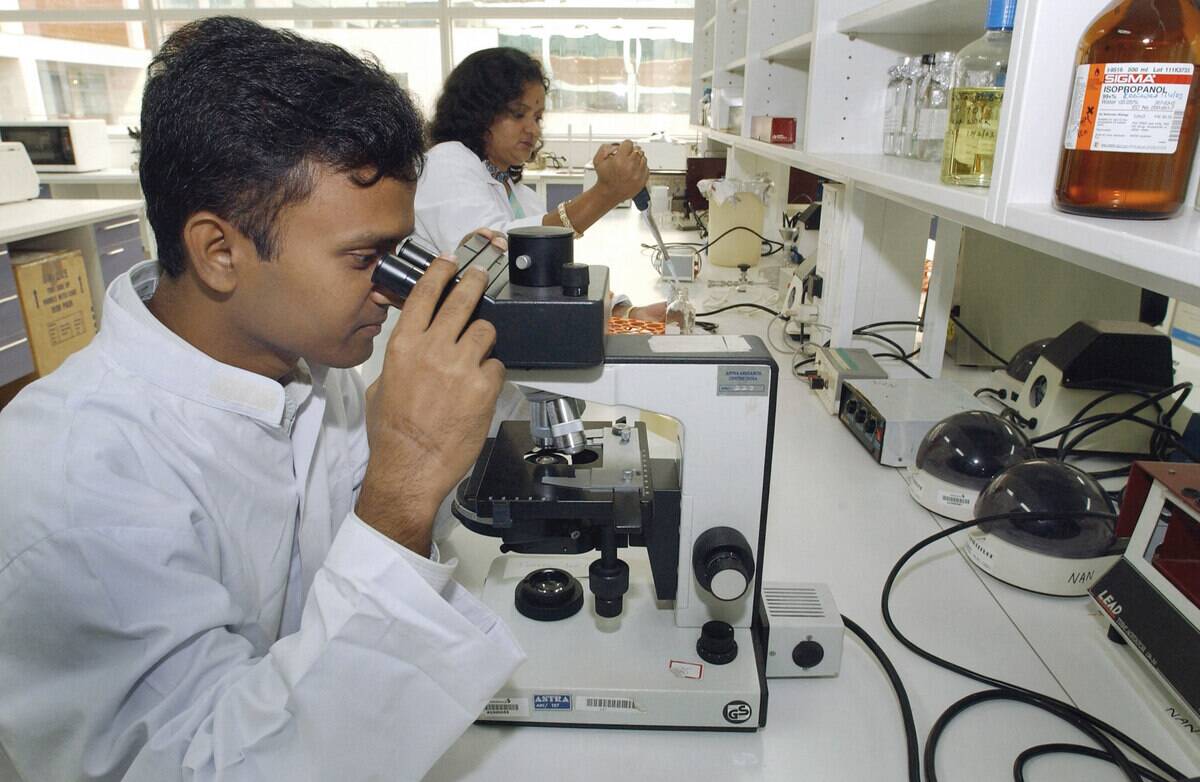 TOPSHOT-INDIA-BIOTECH-UK-ASTRAZENECA-LABORATORY