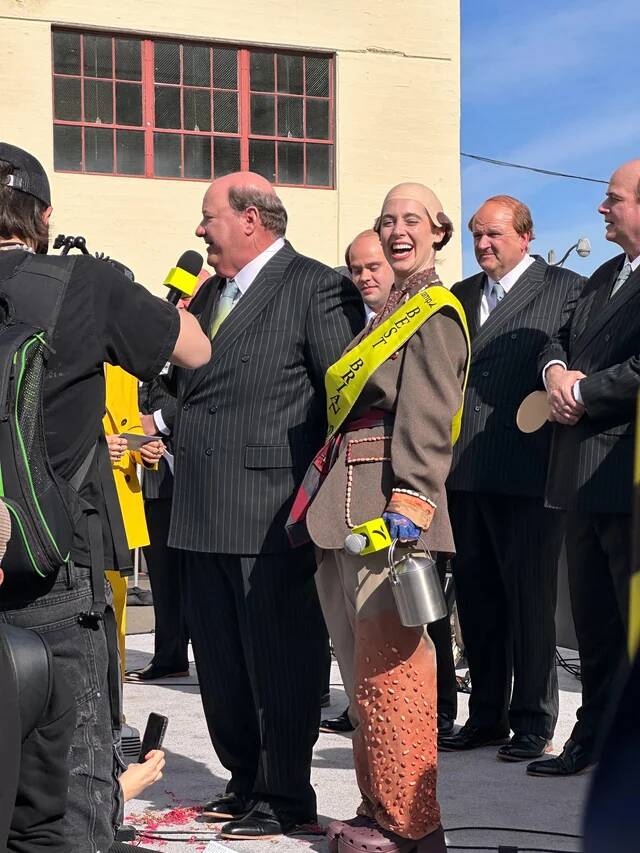 walked-past-a-kevin-from-the-office-look-alike-contest-v0-35biq5t1lcig1