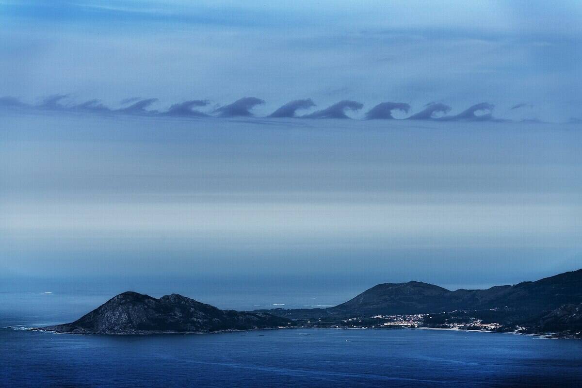 2048px-Nubes_de_Kelvin-Helmholtz_Kelvin-Helmholtz_Clouds_(40846169194)