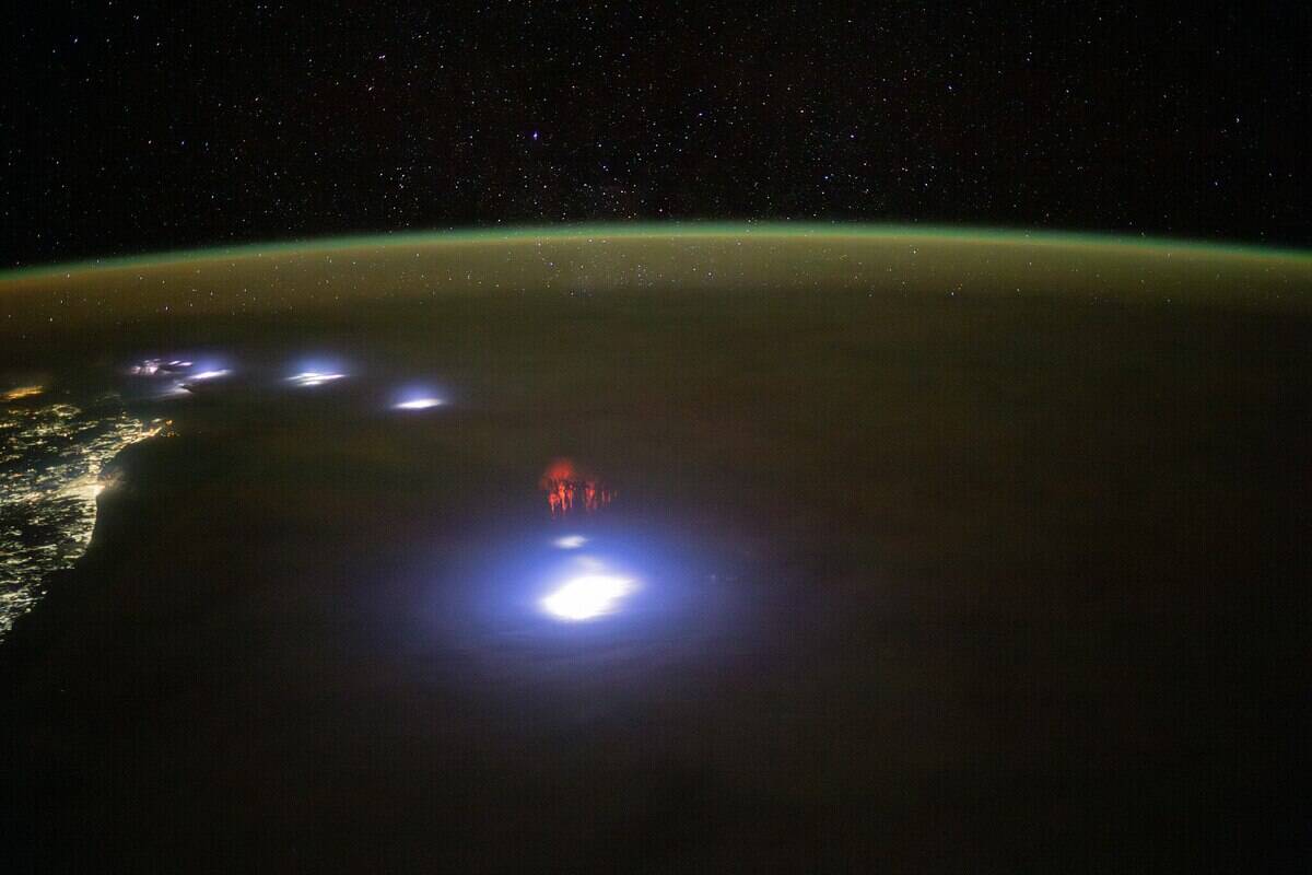 2048px-Red_Sprites_from_the_ISS_(53791152564)