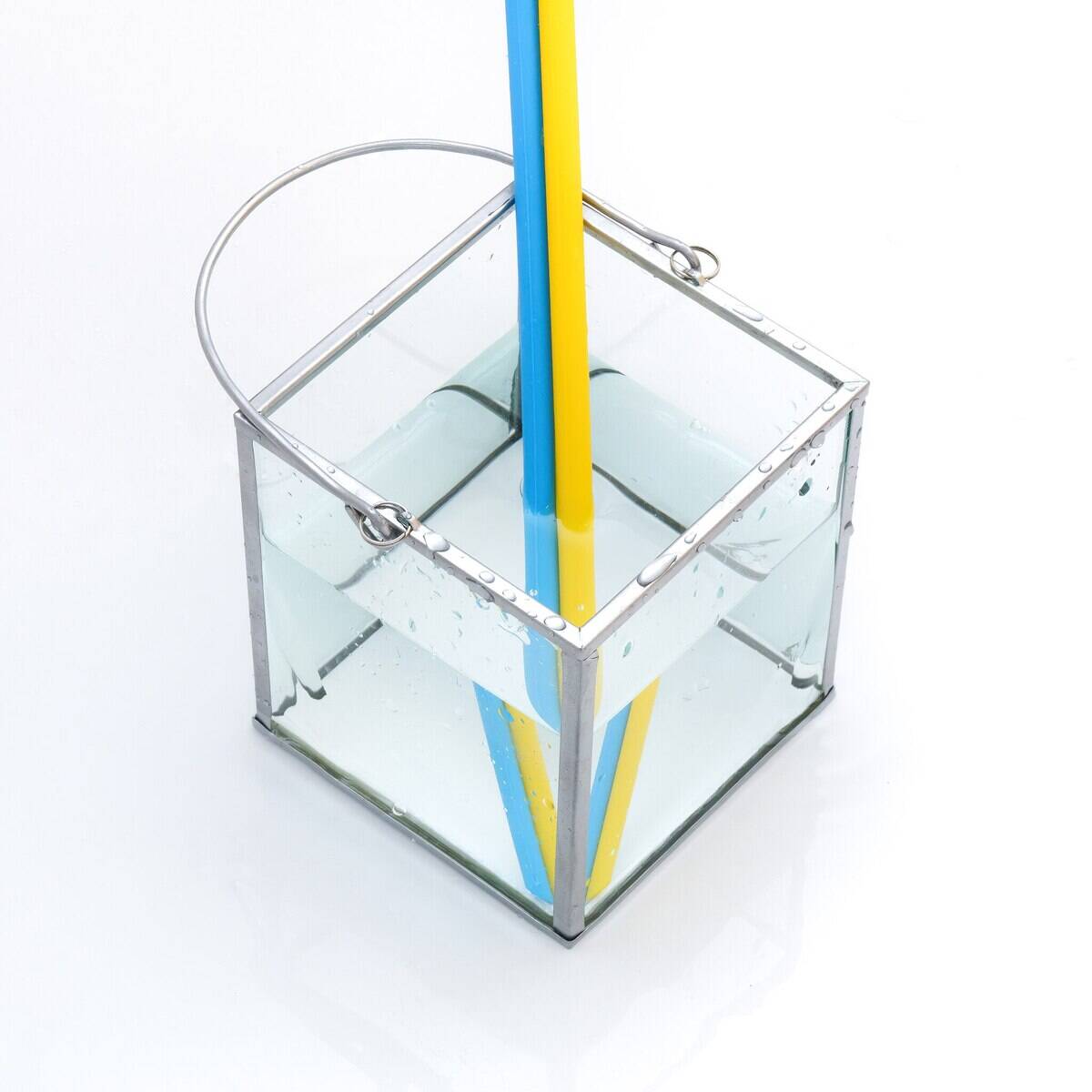 2048px-Refraction_drinking-straw