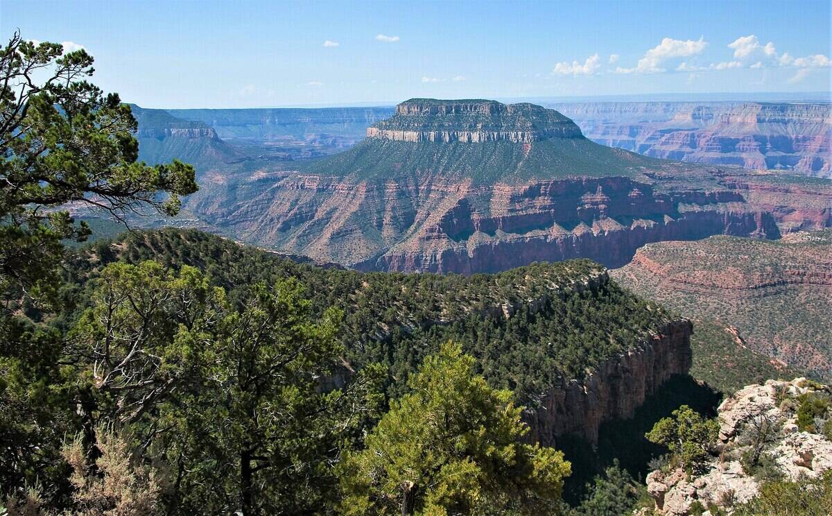 2048px-Steamboat_Mountain_from_Rainbow_Rim_Trail