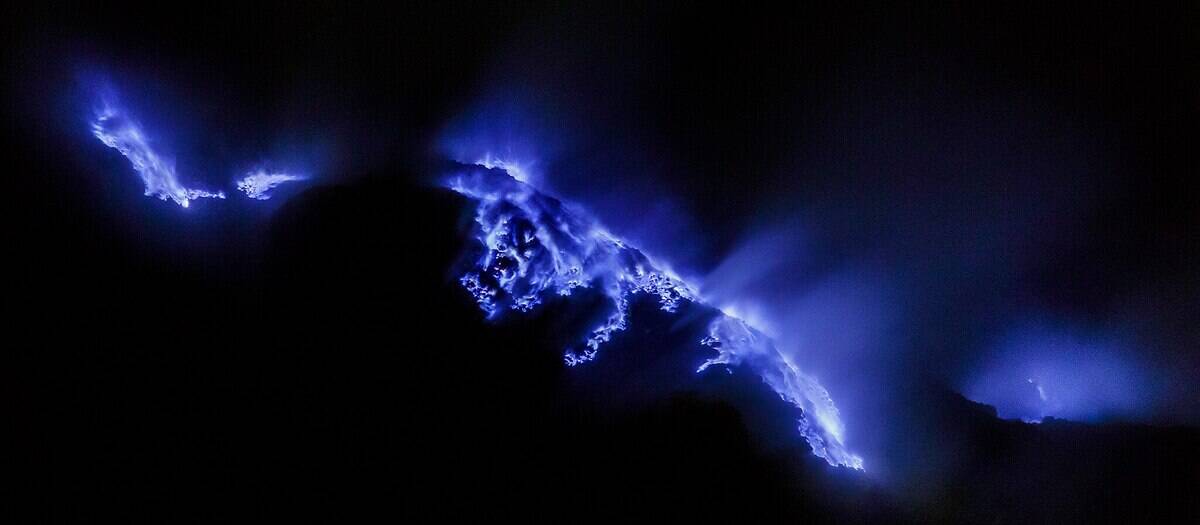 2048px-The_blue_fire_of_Kawah_Ijen_1