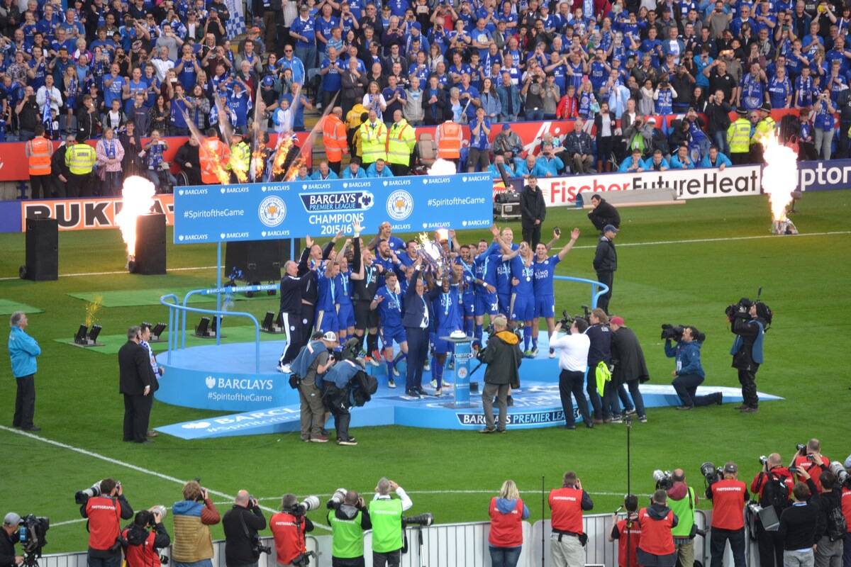 LCFC_lift_the_Premier_League_Trophy_(26943755296)