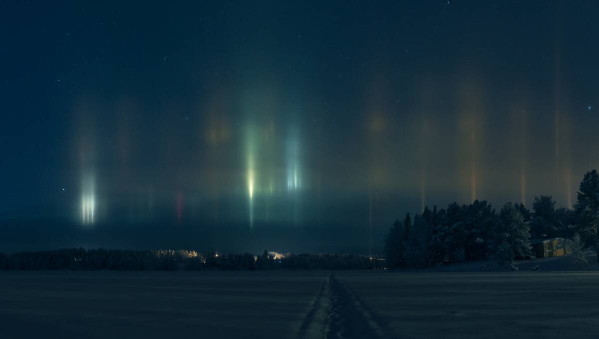Light_pillars_as_seen_from_Särkijärvi_in_Muonio,_Lapland,_Finland,_2019_January