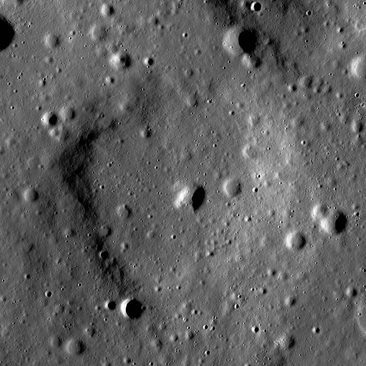 Lunar_dome_on_Mons_Rümker_(2)