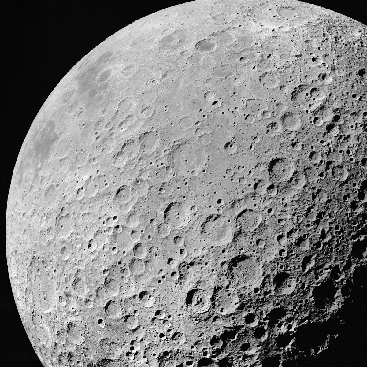 Lunar_highlands_(AS16-M-3007)