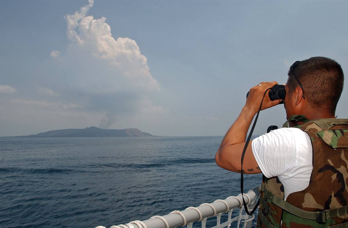 Man_observes_the_eruption_of_Jabal_al-Tair_Island