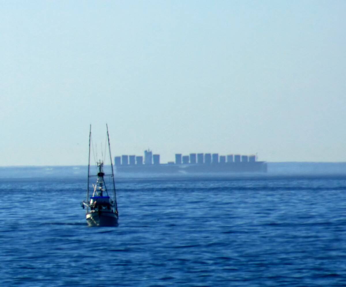 Superior_mirage_of_a_boat_3