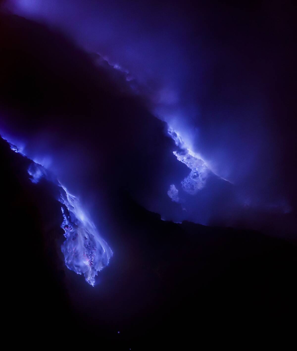 The_blue_fire_of_Kawah_Ijen_2