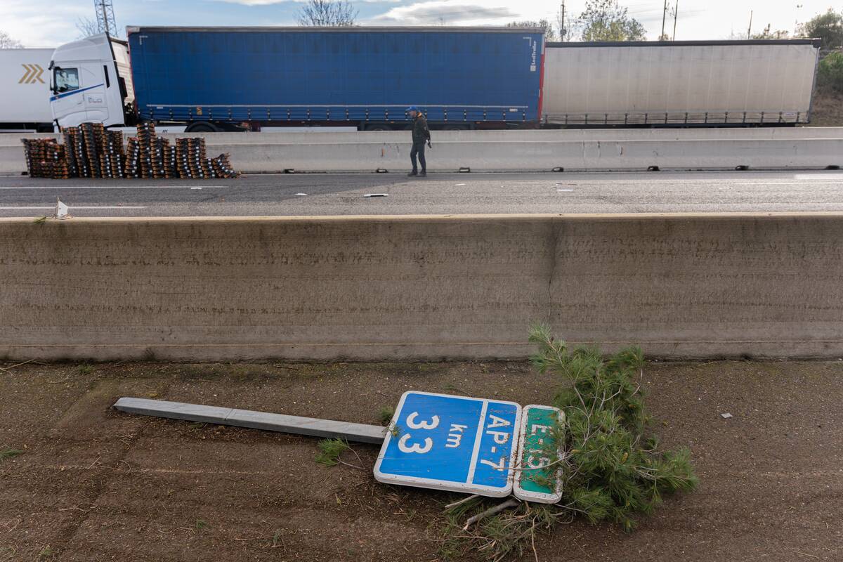 Catalan Farmers Cut The AP-7 And N-II In Pontós.