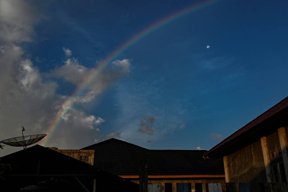 INDONESIA-RAINBOW-MOON