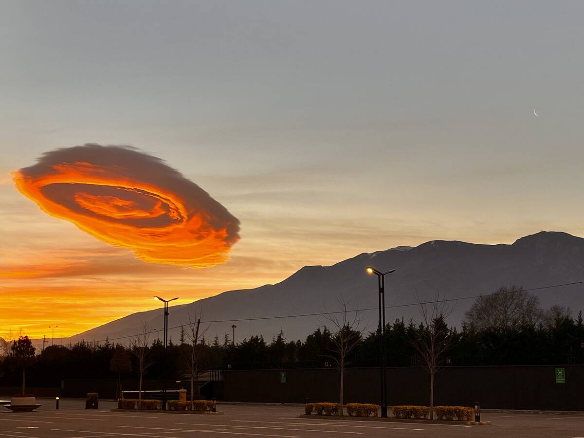 Lenticular cloud in Turkiye's Bursa