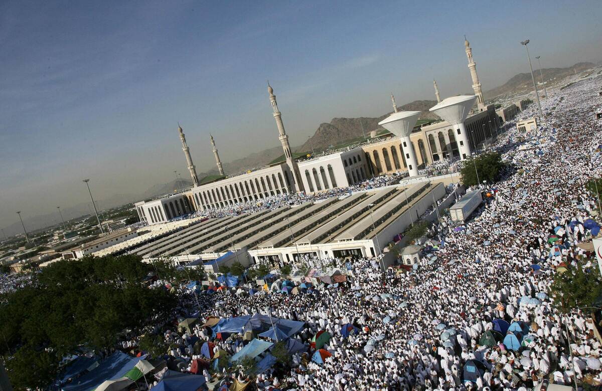 Muslim pilgrims pray in the plain of Ara