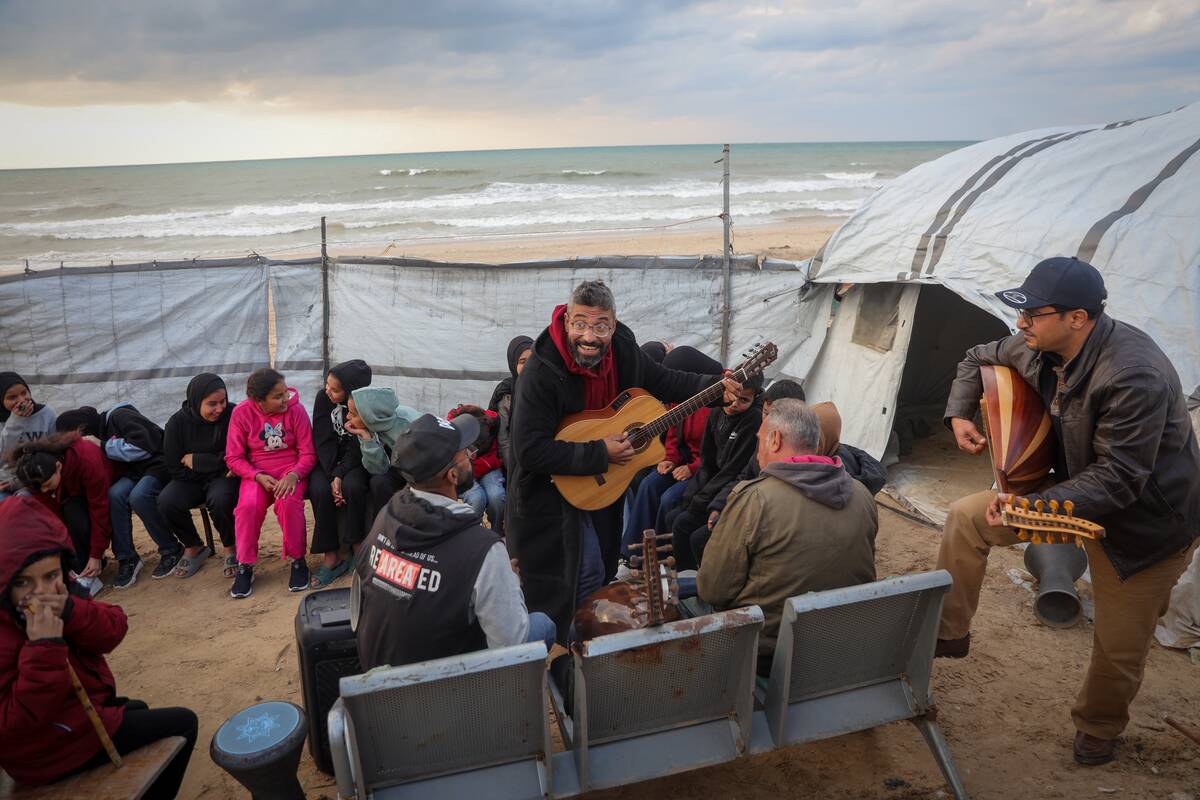Palestinian artist provides psychological support to displaced children through music