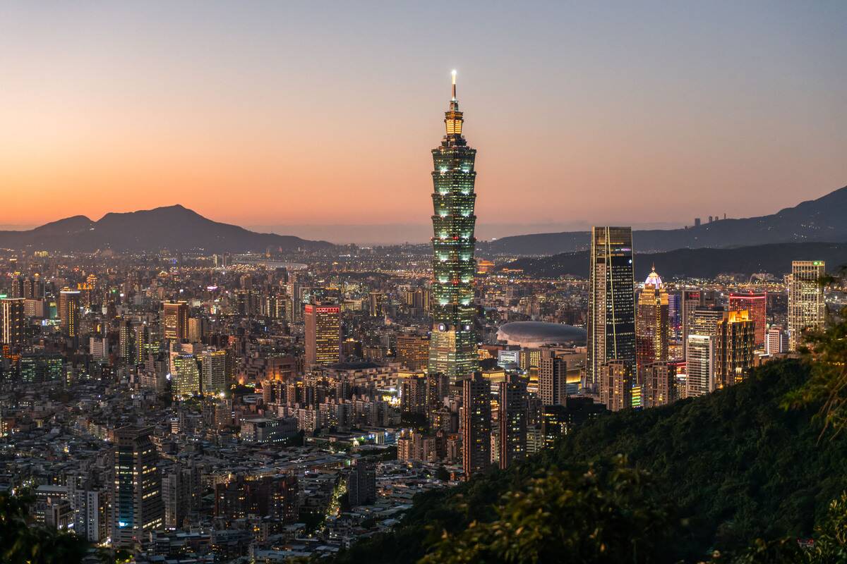 TAIWAN-TAIPEI-TAIPEI101-NIGHT-CITYSCAPE-MOUNTAIN