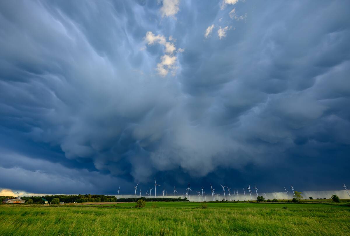 Thunderstorm with mammatus clouds
