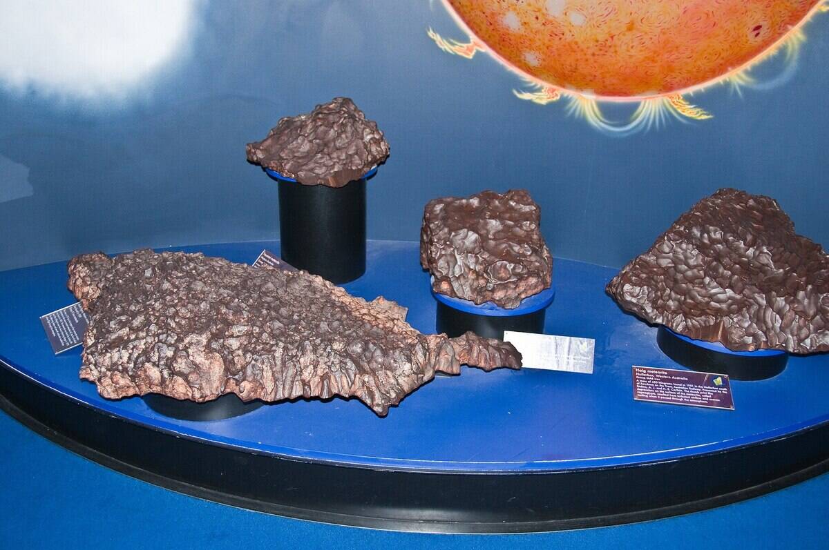 2048px-Australian_iron_meteorites