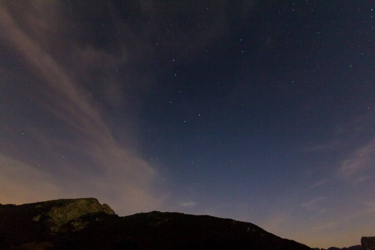 2048px-Ursa_Major_over_Saint-Hugues-de-Chartreuse,_France-7423