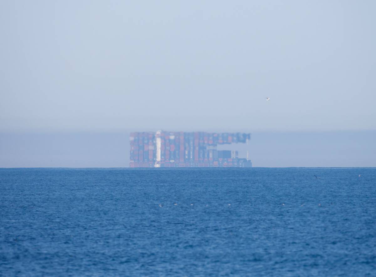 A_Fata_Morgana_of_a_cargo_ship_seen_off_the_coast_of_Oceanside,_California (1)