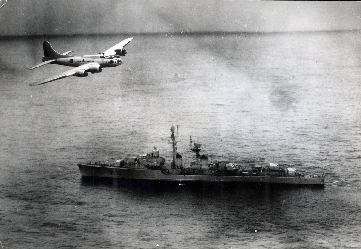 Brazilian_Boeing_B-17_flies_over_the_French_destroyer_Tartu_(D636)_during_the_1963_Lobster_War