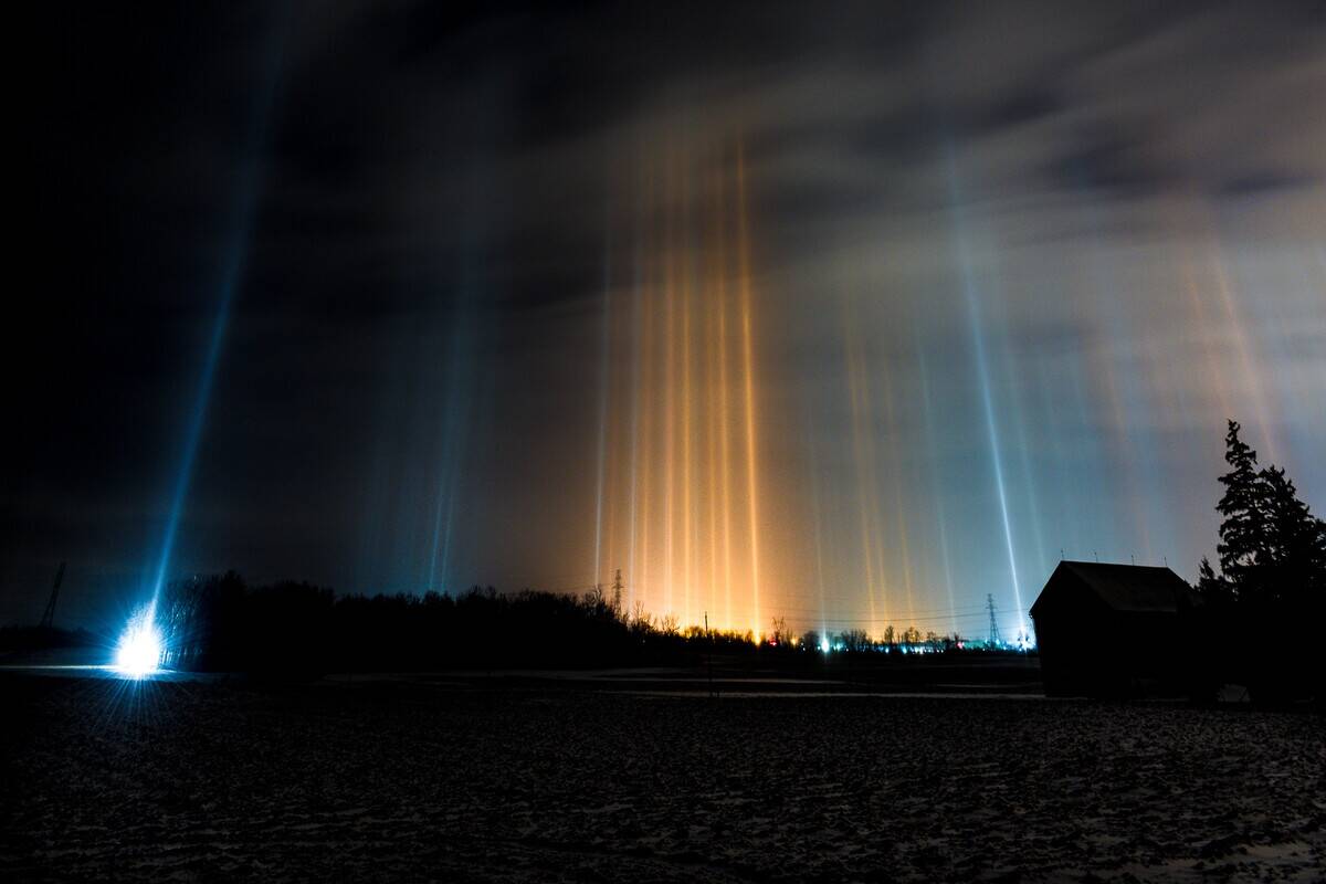 Light_Pillars_and_Diamond_Dust_in_London_Ontario_Canada