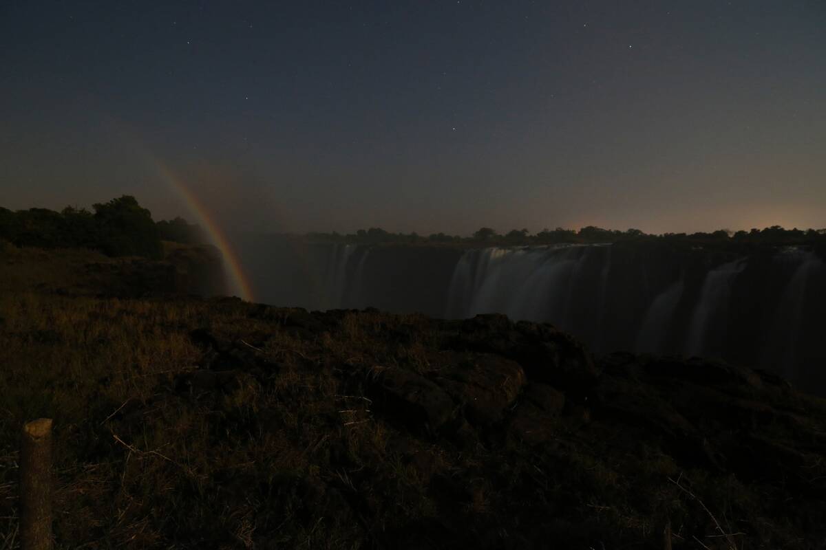 Lunar_Rainbow_at_Victoria_Falls_HP_L2778e2