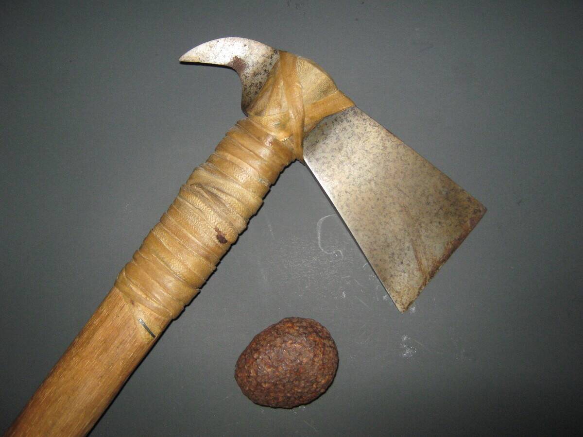 Meteorite_and_a_meteoritic_iron_hatchet