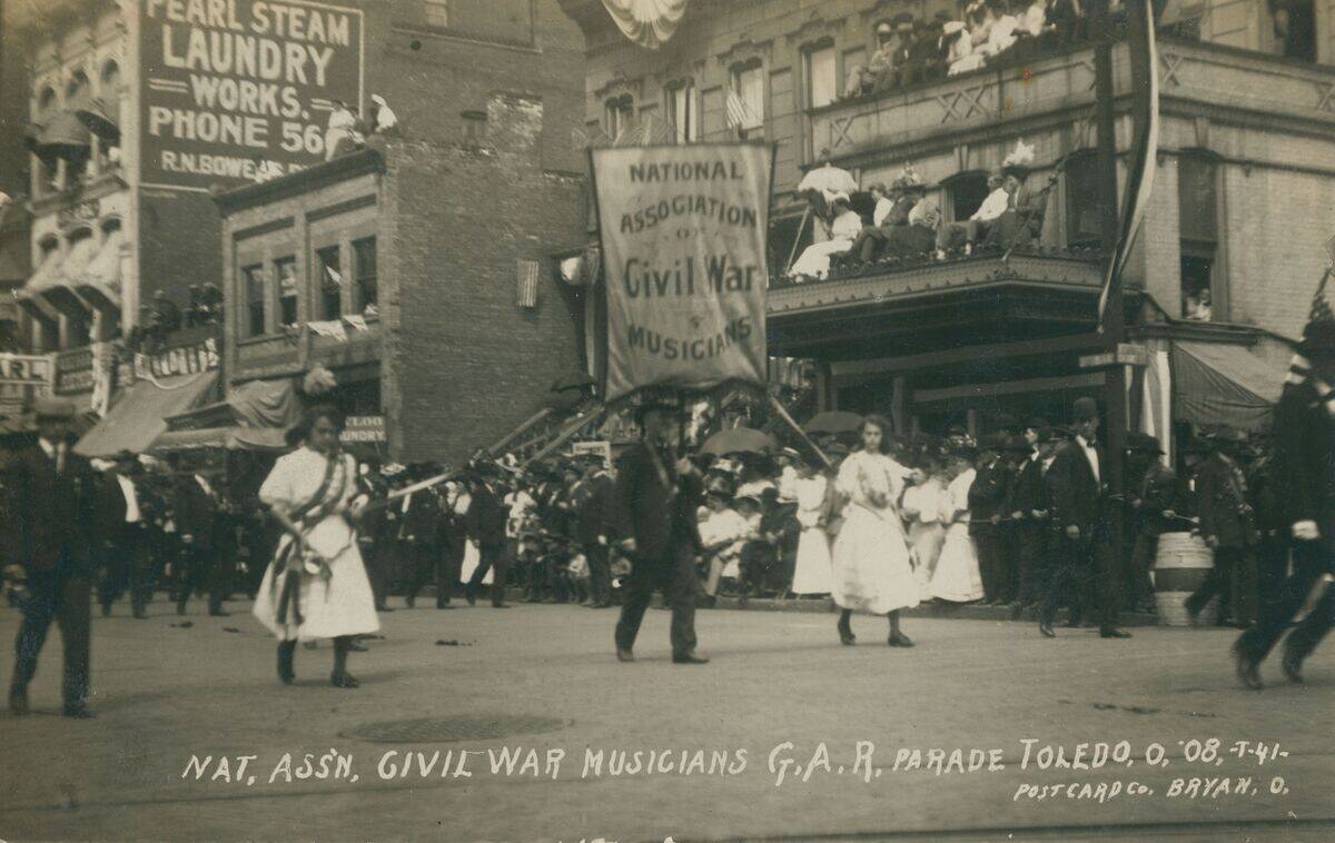 Nat._Assn._Civil_War_Musicians,_G.A.R._Parade,_Toledo,_O.,_1908_ DPLA_-_f981253e56ba5f8187de6bcbe3213987_(page_1) (1)