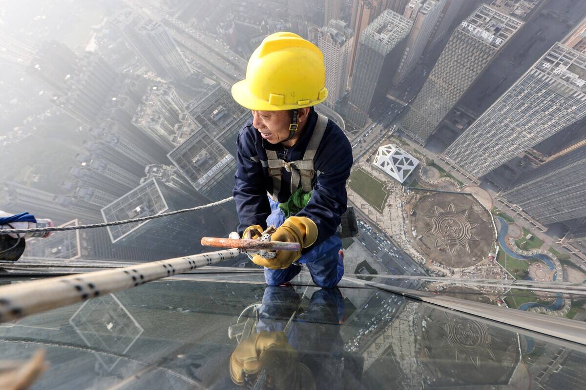 CHINA-GUIZHOU-GUIYANG-SKYSCRAPER EXTERIOR CLEANERS (CN)