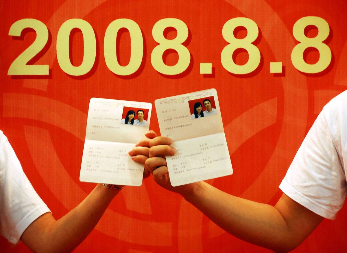 Chinese Couples Marry In Thousands On Year's Luckiest Day