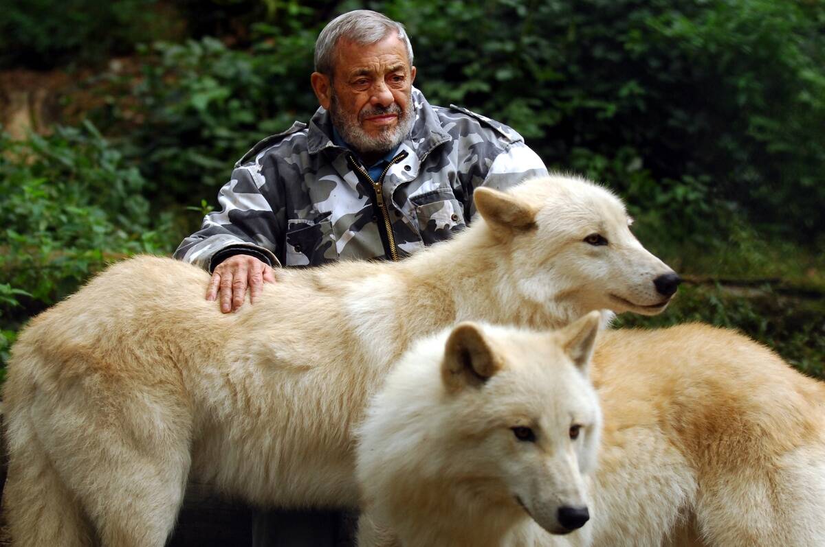 L'homme qui mange avec les loups.