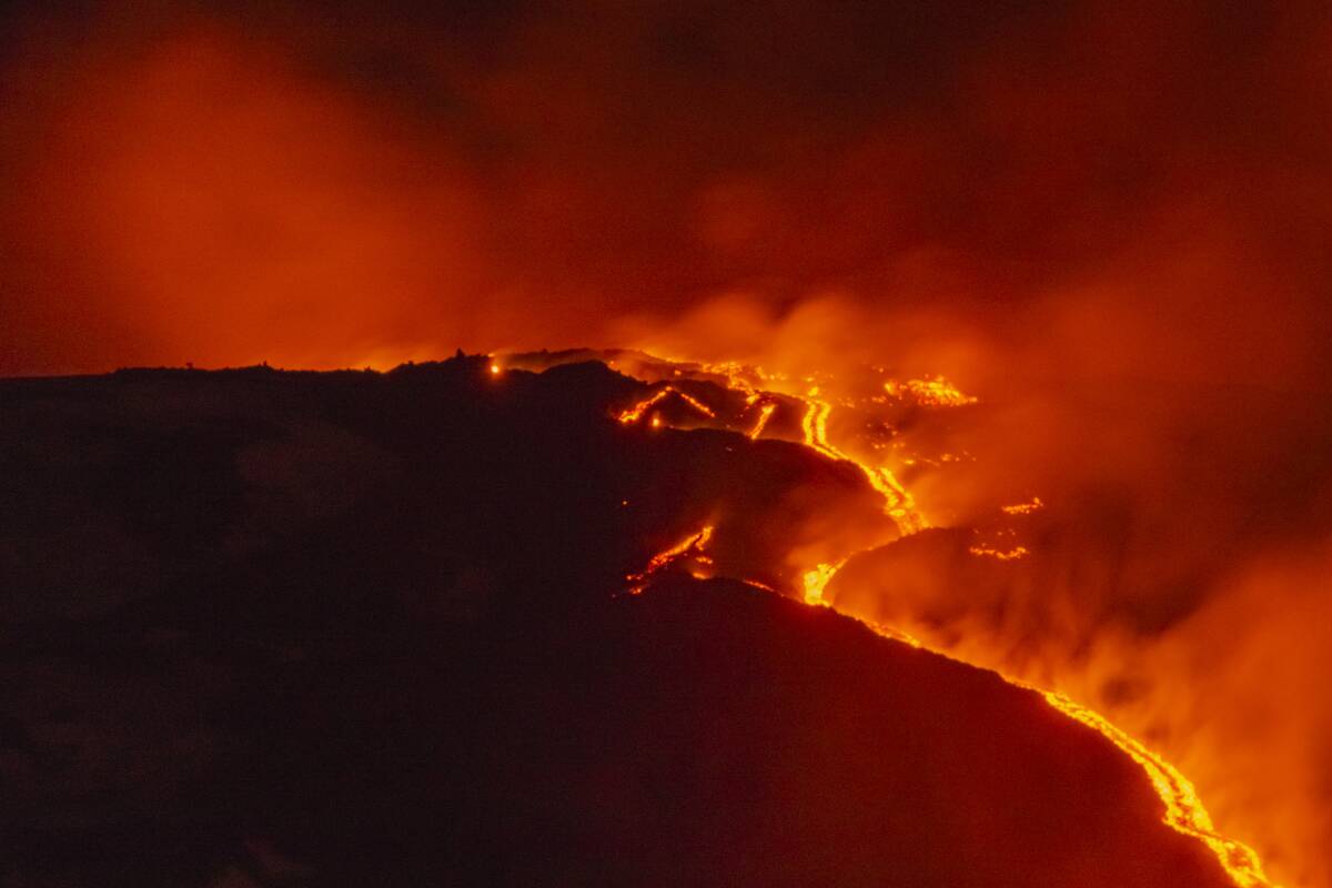 Mount Etna resumes eruptive activity with new lava flow after brief calm in Italy