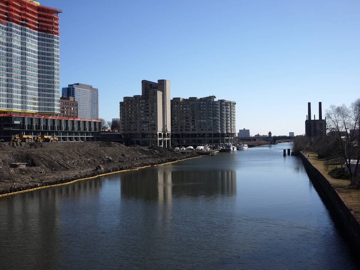 Riverline & River City Marina On Chicago River