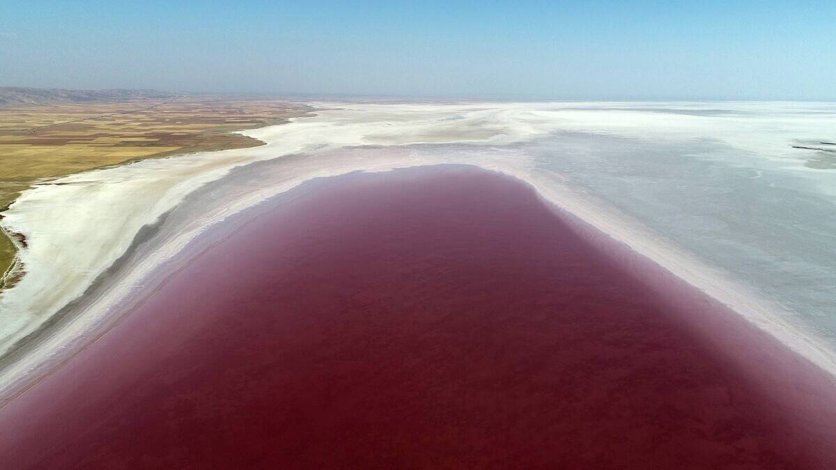 Salt Lake's color turns White to Red in Turkey's Aksaray