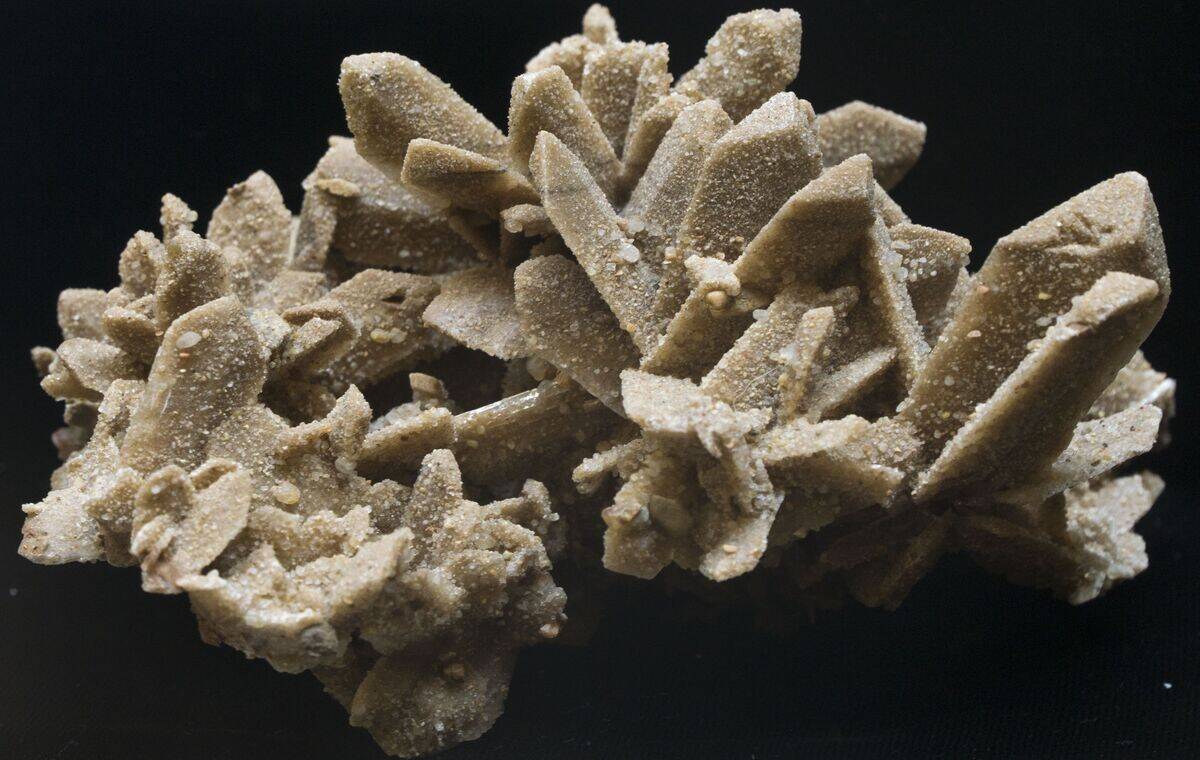 Selenite Gypsum crystals, hydrated calcium sulfate, photo is about 15 cm across, euhedral minerals