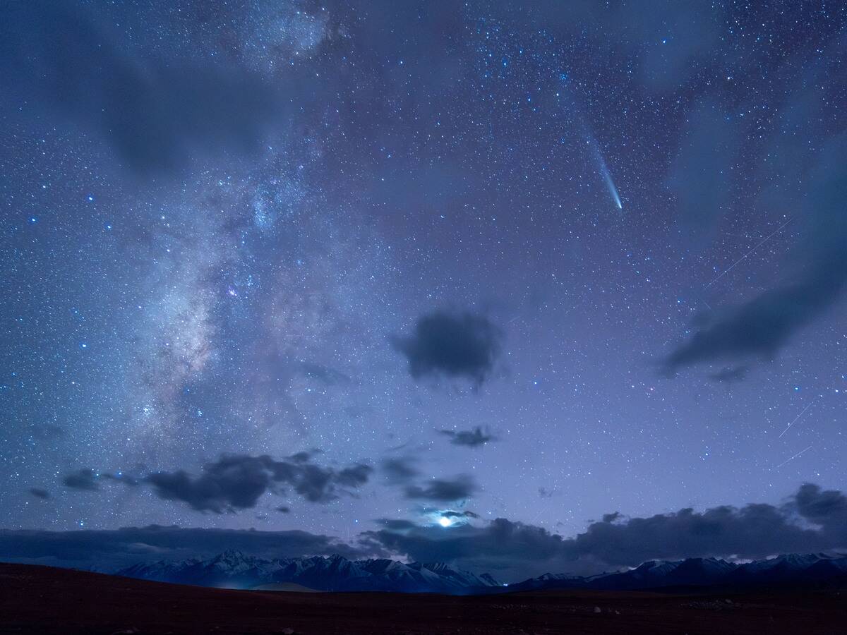 C/2023 A3 Tsuchinshan-ATLAS Streaks Across The Sky In China