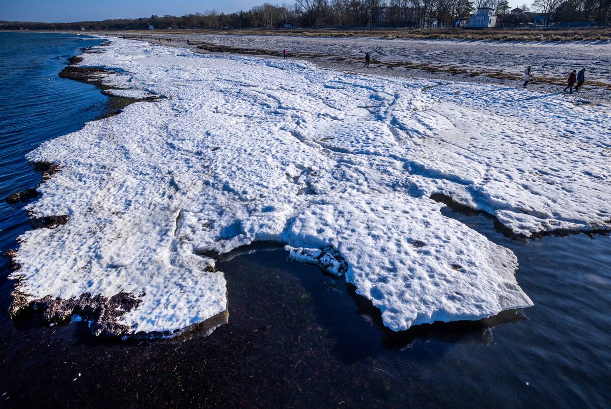 Ice sheet on the Baltic Sea melts