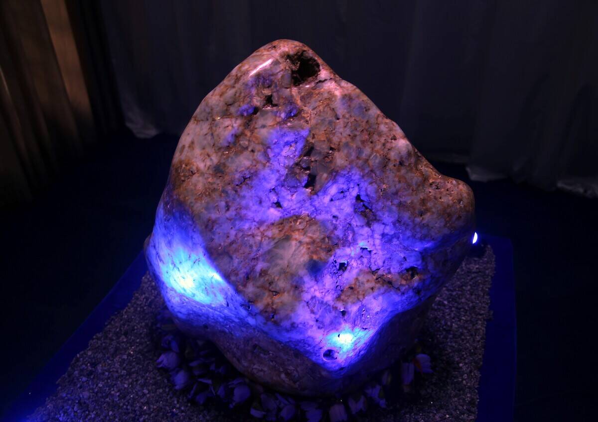 SRI LANKA-HORANA-NATURAL CORUNDUM CRYSTAL BLUE SAPPHIRE-DISPLAY