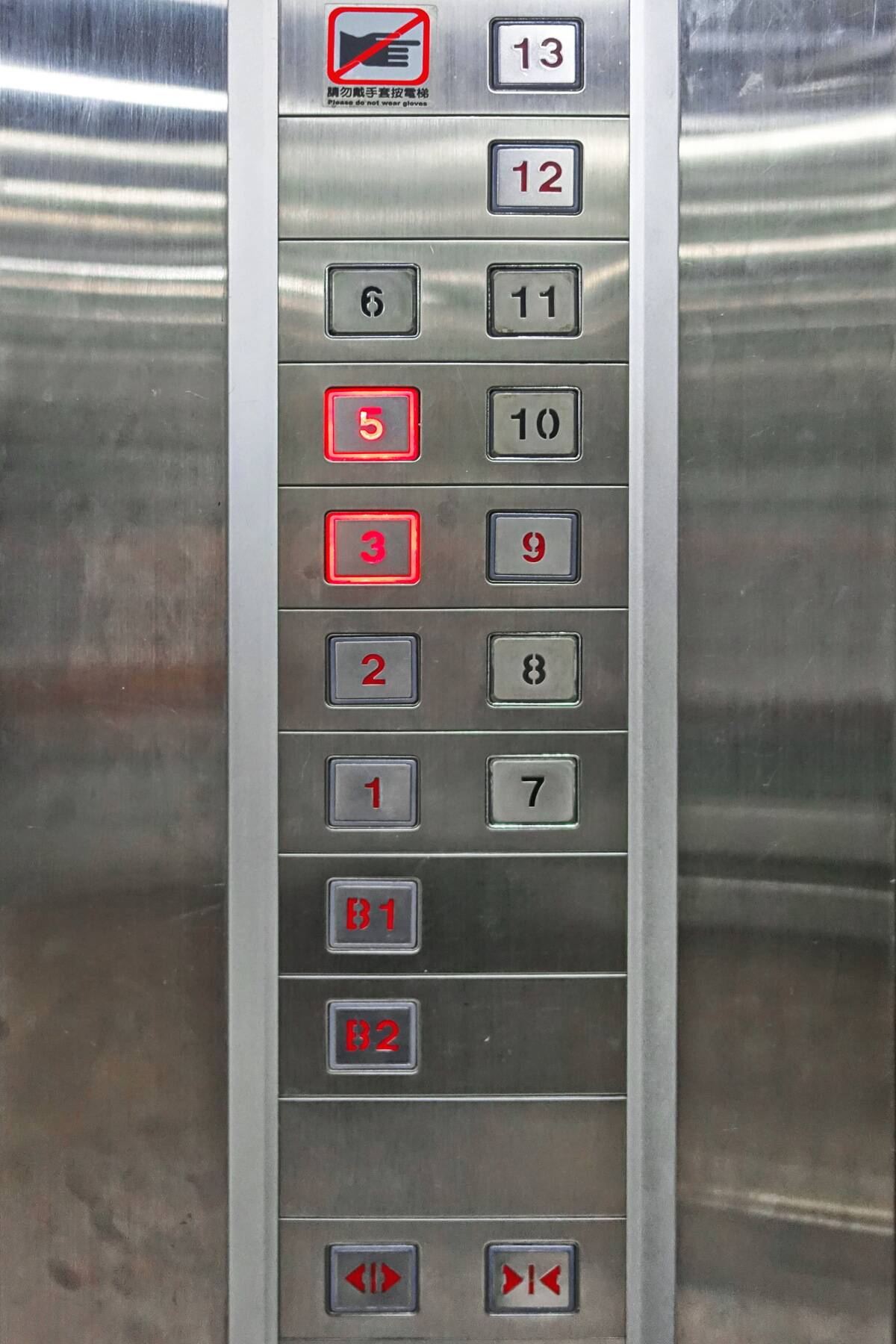 Tetraphobia_(no_button_for_4th_floor_in_an_elevator)
