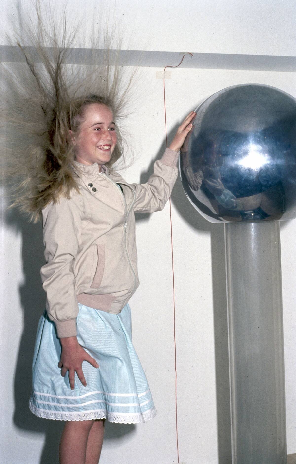 Girl holding a Van de Graaf generator, 1998.