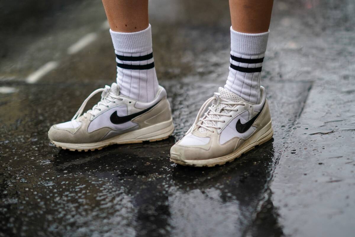 Street Style - Paris Fashion Week Womenswear Fall/Winter 2021/2022