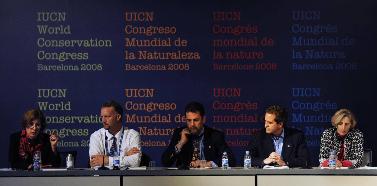 (From L) Dr. Jane Smart, head of IUCN Sp