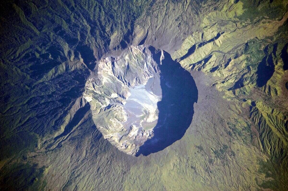 3840px-Mount_Tambora_Volcano,_Sumbawa_Island,_Indonesia
