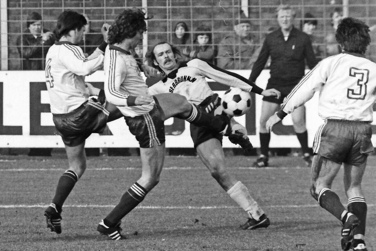 Aus 2. BL Nord Saison 1979/1980 VfL Osnabrück (Adidas Trikots) gegen Alemania Aachen (Puma Trikot 3:0 . Im Foto: