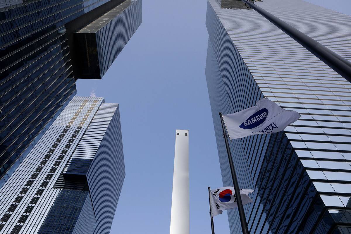 Samsung Vice Chairman Lee Questioned Over Bribery Allegations